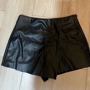 Dress forum black vegan leather mini skort worn once size L